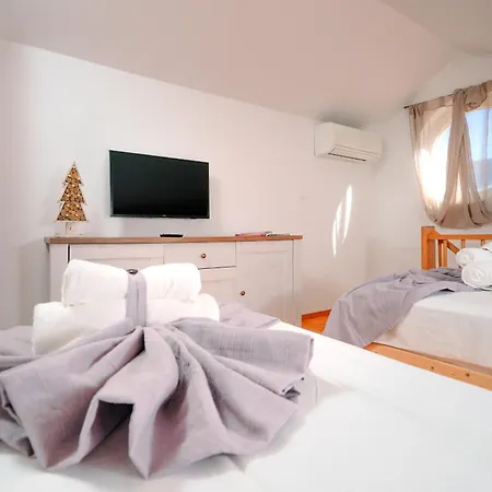 Semesterbostad Family Friendly House With A Swimming Pool Svirce, Hvar - 23989 *